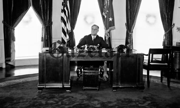 4. Foto zyrtare e presidentit Roosvelet në zyrën ovale në Shtëpinë e Bardhë.