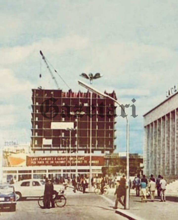 1. Gjatë ndërtimit të hotel Tirana, ose njohur ndryshe 15 katëshi. Dallohet që deri në këtë moment janë ndërtuar 10 kate dhe këtë regjimi i kohës këtë e qunte triumf. Pikërisht për këtë arsye në katin e dytë është vendosur parrulla “Lart frymën revolucionare”.