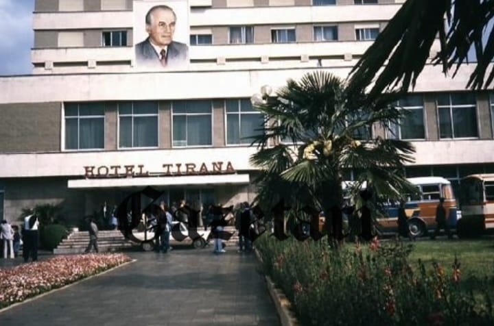 10. Kulmi i propagandës të përdorur në fasadën e hotel Tirana është kjo fotografi. Në të paraqitet portreti i Ramiz Alisë në tarracën e katit të dytë.