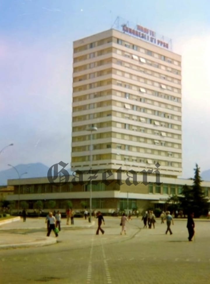 9. Hotel Tirana në vitin 1987. Dallohet qartë në tarracë parrulla “Rroftë Kongresi i 8-të i PPSH.