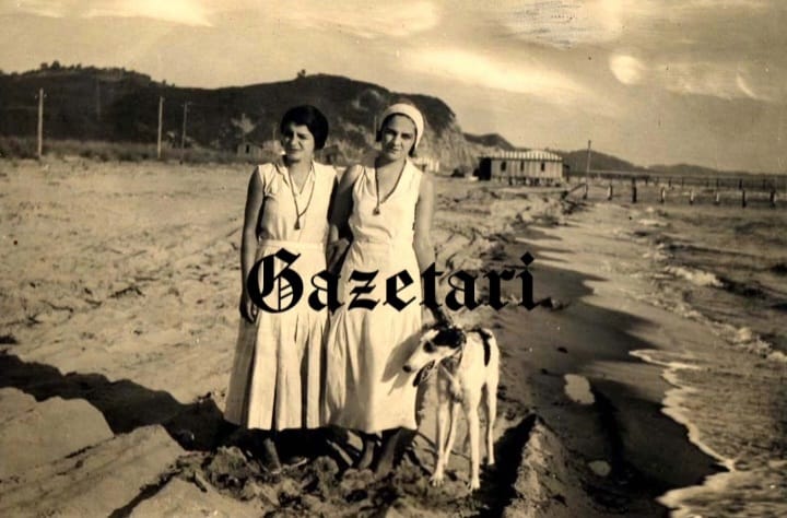 2. Shkëmbi i Kavajës, 1930. Mediha Frashëri dhe Shehnisha Libohova, vajza e kryeministrit Mehdi Frashëri dhe vajza e kryeministrit Ekrem Libohova, duke shëtitur në plazh.